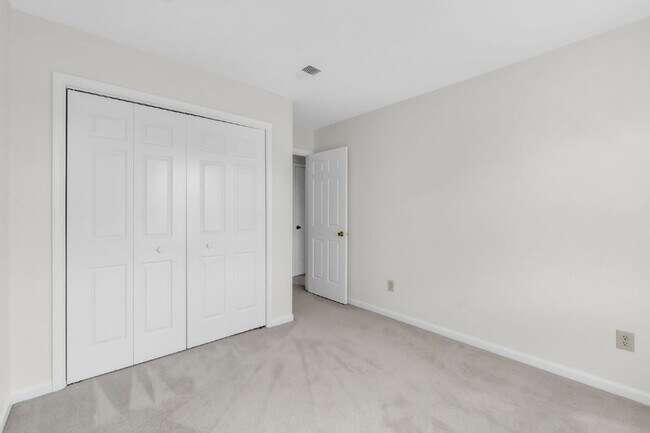 Building Photo - SIGN A 2 YEAR LEASE & Get 2nd Mo. RENT FREE......Stylish 3BR / 2.5BA Condo in Wedgewood Townes ($...