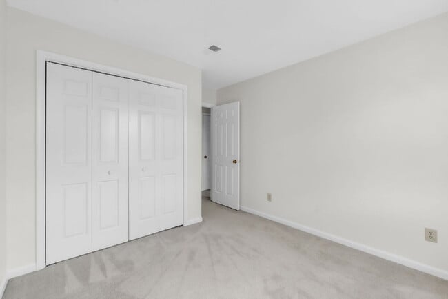 Building Photo - Stylish 3BR / 2.5BA Condo in Wedgewood Townes