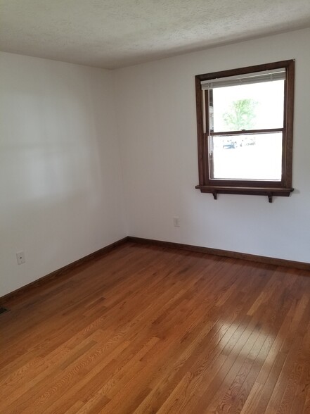 First floor bedroom - 55 Castleford Rd