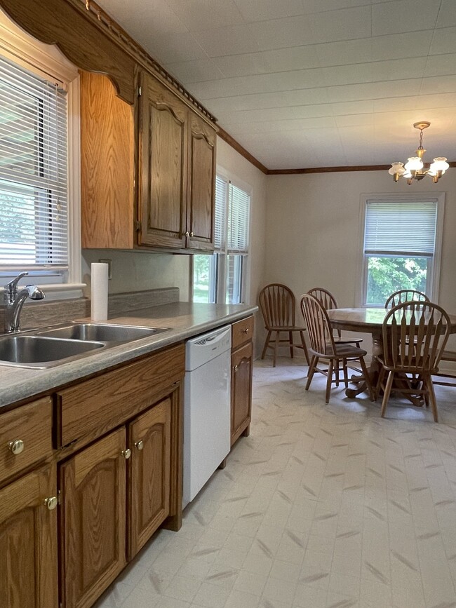 Building Photo - 3 bedroom, 2 bath 15 MINUTES  to Asheville...