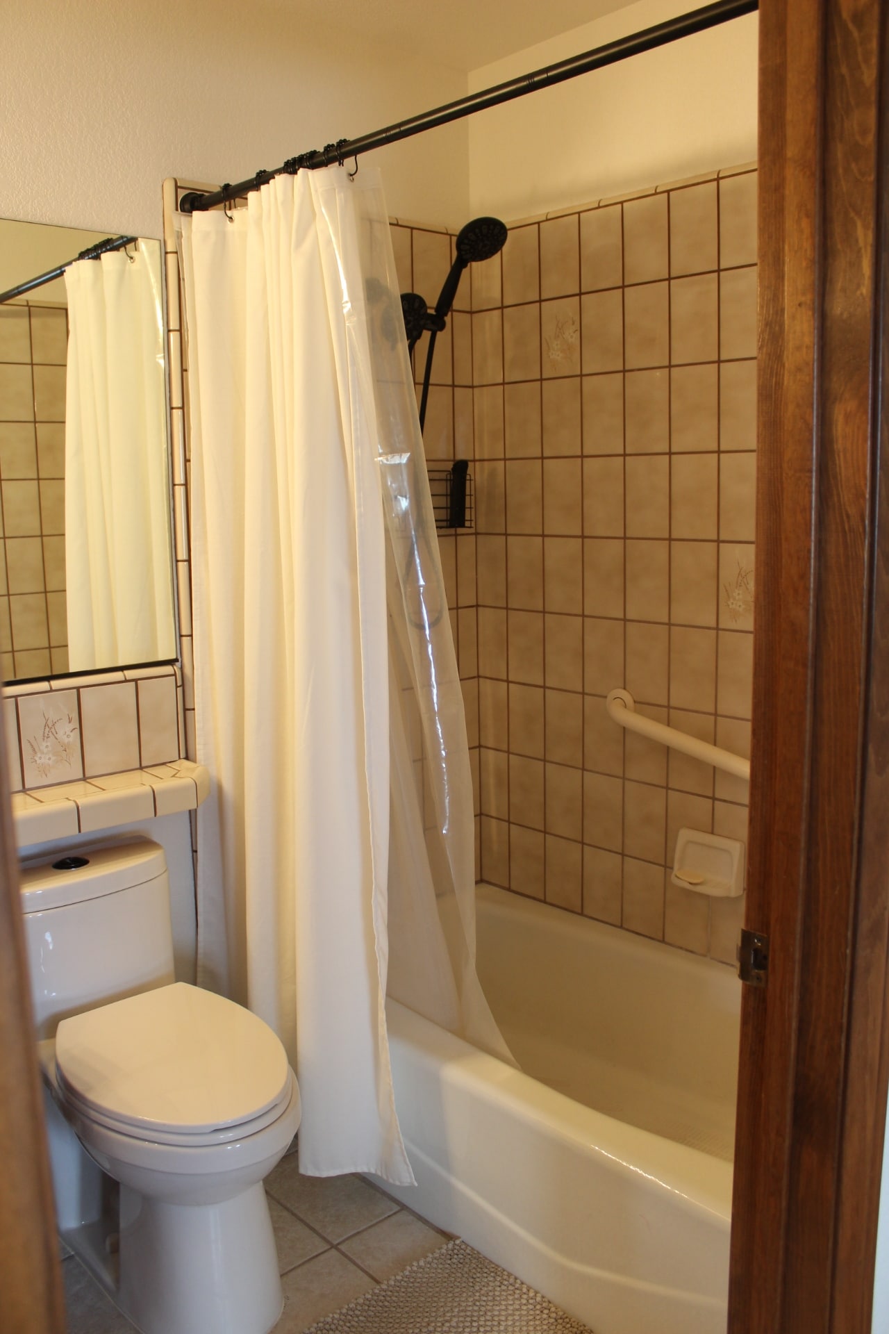 Full Bath - 16362 Kamana Rd