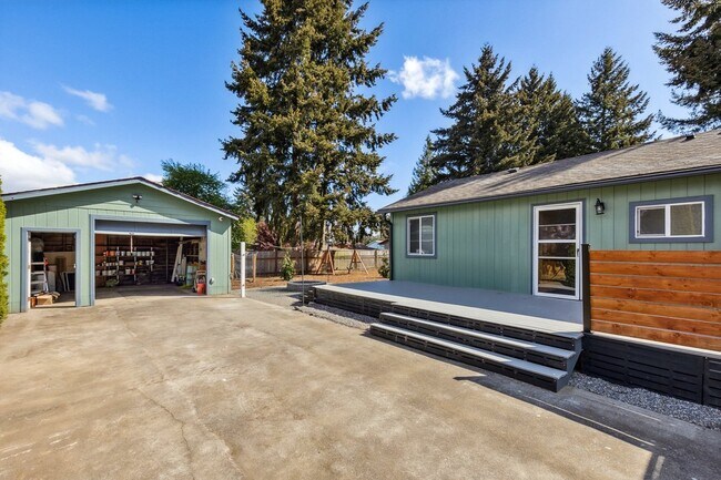 Building Photo - 644 S 189th St