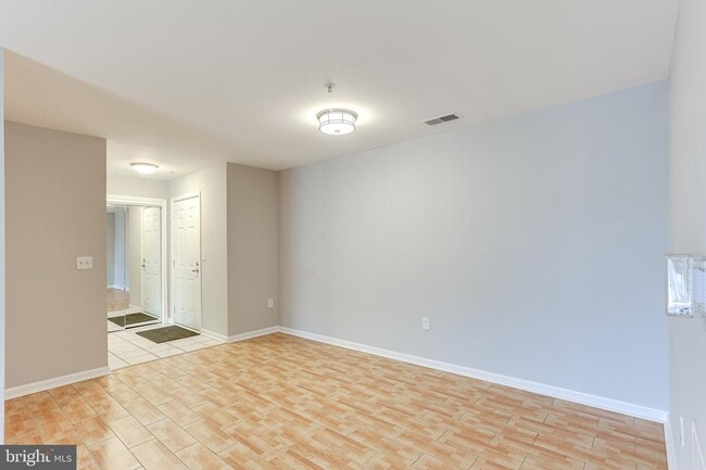 Building Photo - 31 Lambourne Rd