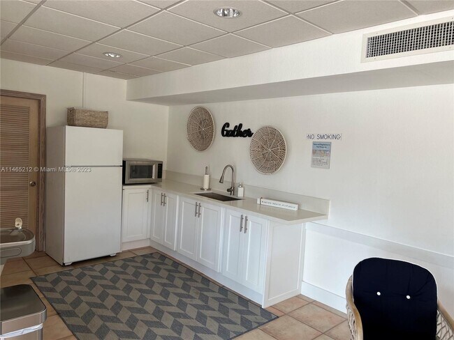 Building Photo - 2625 Collins Ave