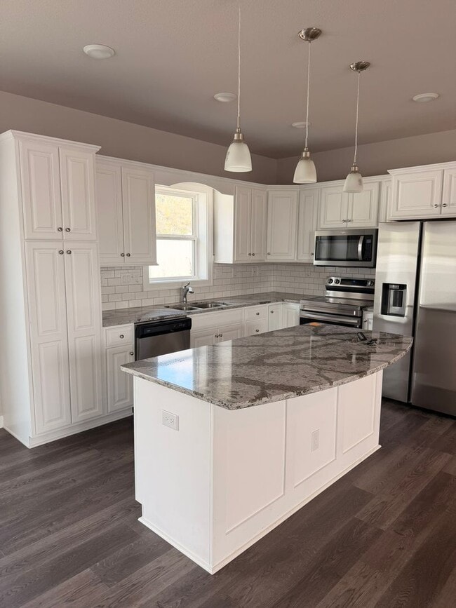 Building Photo - Modern, spacious, and move-in ready—this is the rental you’ve been waiting for!