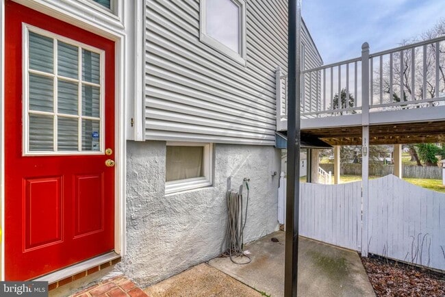 Building Photo - 427 Greenwood Rd