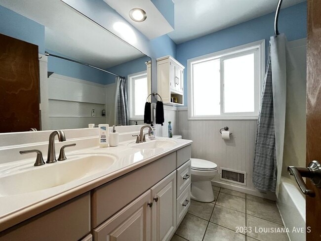 Building Photo - 3br 1ba ~ Security Deposit Alternative for...