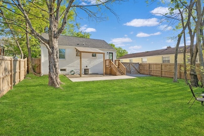 Building Photo - 902 Broadmoor Dr