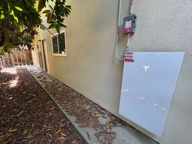 Building Photo - Beautiful Home with solar Rent Ready!