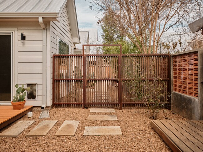 Building Photo - 910 Gullett St