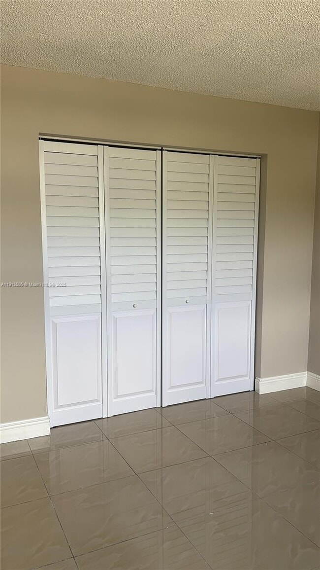 Building Photo - 13725 NE 6th Ave