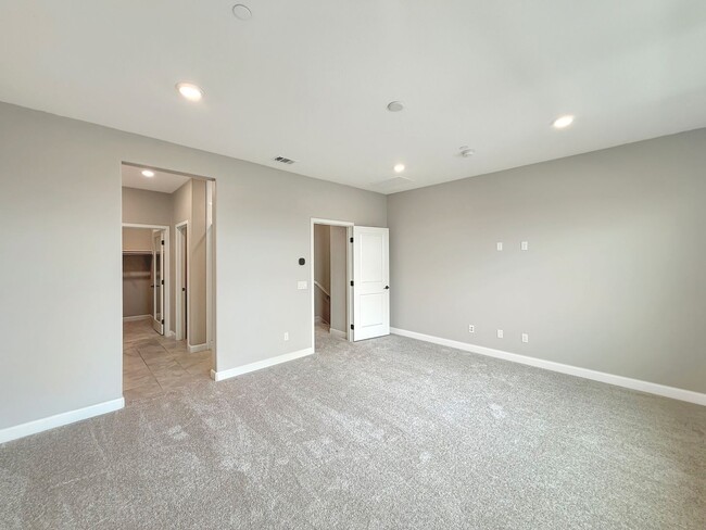 Building Photo - Great 4B/3.5BA Townhome in Oceanside!