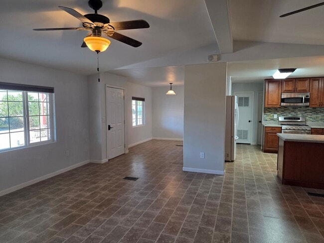 Building Photo - STUNNING PROPERTY-3 bedroom/2 bath Manufacture home in Central Bullhead City