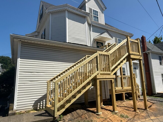 Building Photo - 382 Forest Ave