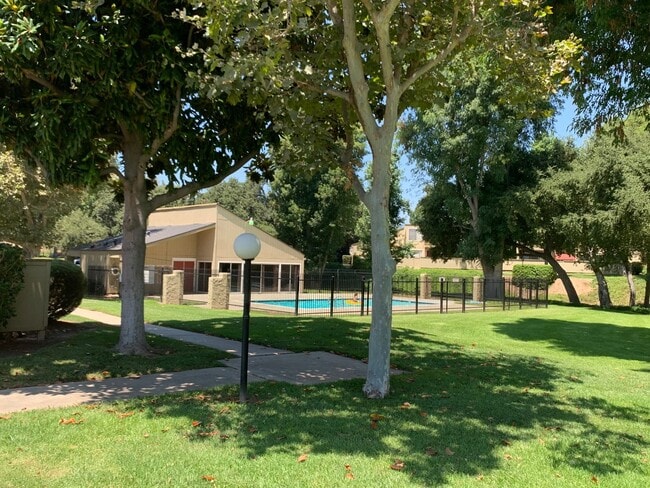 Building Photo - 3 Bedroom Townhome for Lease in Highly Des...