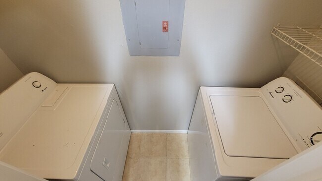 Building Photo - Gated, Updated 2 bedroom, 1 bath Condo in ...