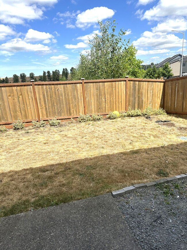 Building Photo - Puyallup - Beautiful 4 bedroom, 2.5 bath home! Available Now!