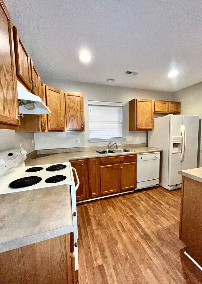 Building Photo - Spacious 3 Bedroom Townhome in Bridford Downs