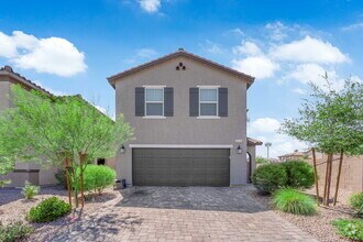 Building Photo - Don't miss out on this beautiful three-bed...