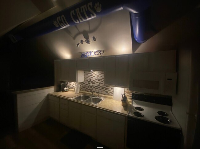 Building Photo - 235-2 Lexington Ave – The Treehouse Apartm...