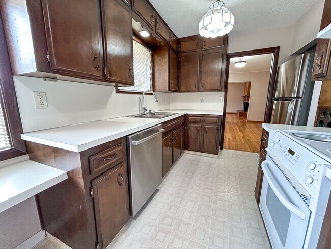 Building Photo - 1550 Corina Dr SE