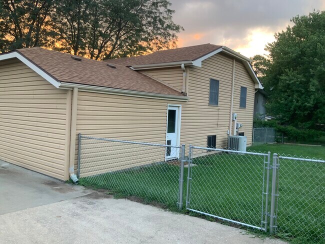 Building Photo - 3516 Valencia Dr