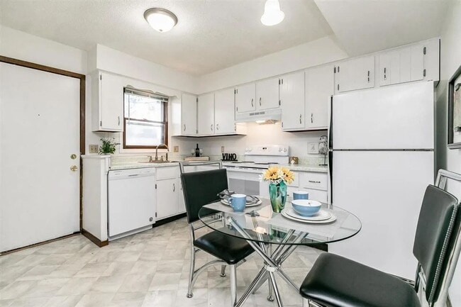 Building Photo - Beautiful Condo Close to University of Iowa
