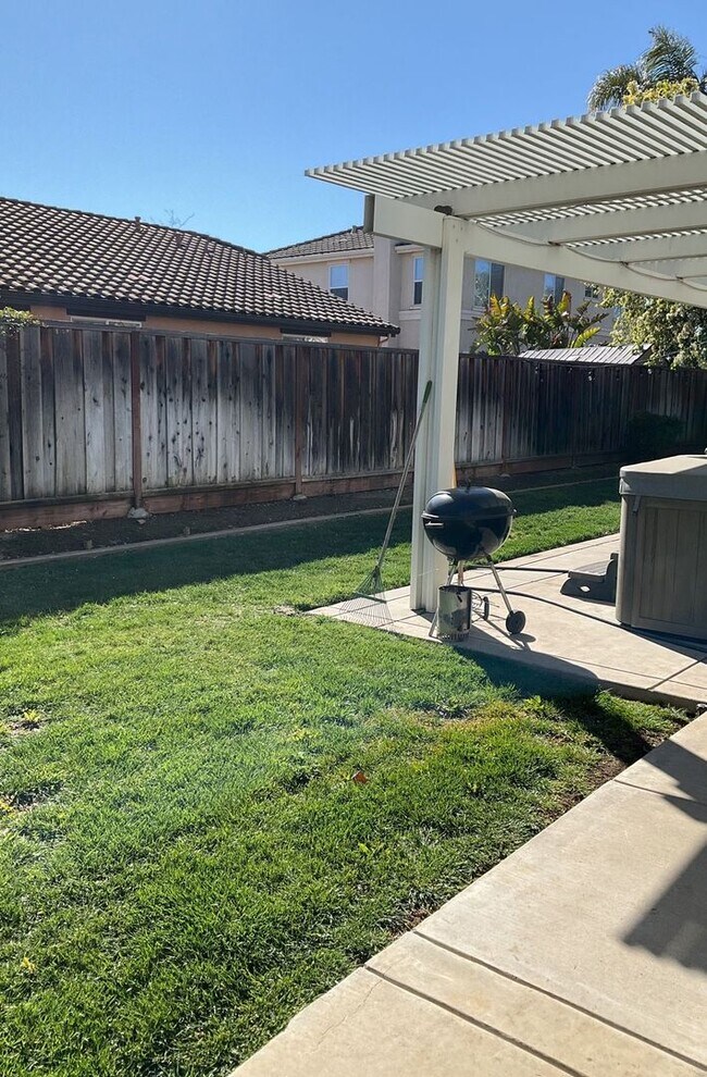 Building Photo - Rare single-story 4-bedroom Brentwood rental opportunity! Ideal California Orchard location!