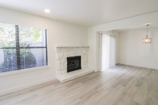 Building Photo - 2 Bed, 2 Bath Townhome in San Luis Obispo!