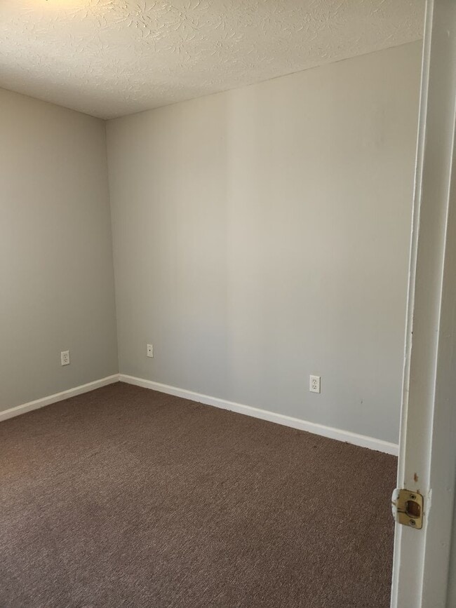 Building Photo - 3 Bedroom 1 Bath Home