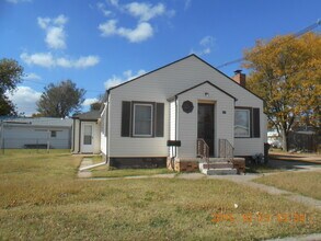 Building Photo - 211 N Maple St