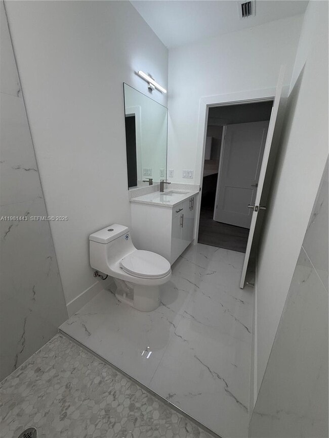 Building Photo - 723 Ivan Ave S