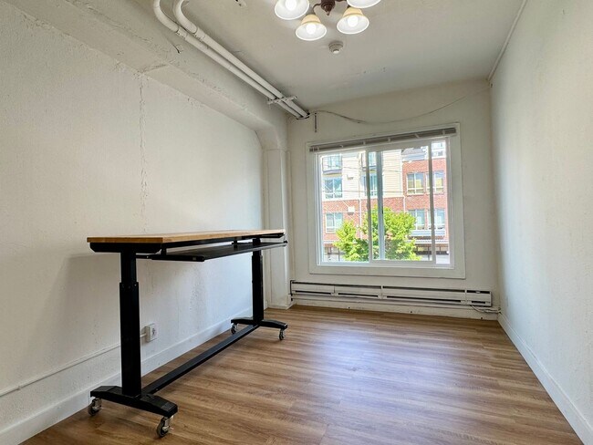 Building Photo - Queen Anne Loft Apartment