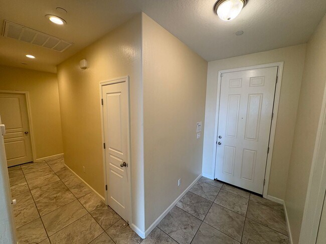 Building Photo - SE Visalia home Available Now!