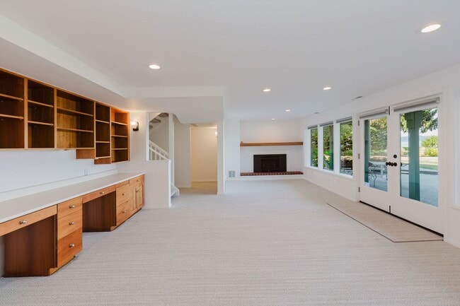 Building Photo - Low Bank Waterfront New Remodel on Huge Lot