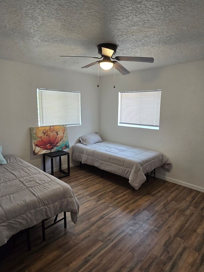Building Photo - Recently updated 4 bedroom 4 bathroom house in the UNM  North Campus area!