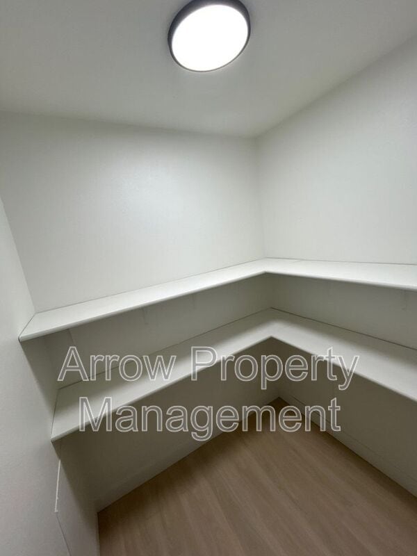 Building Photo - 215 E Arbor Ave