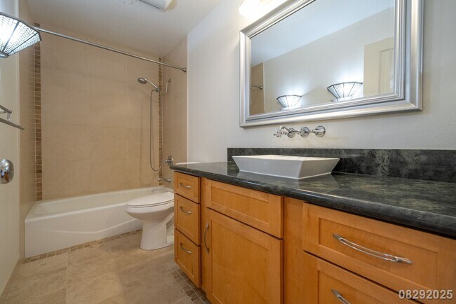 Building Photo - 3 Bedroom 3 Bathroom pet negotiable SFH in...