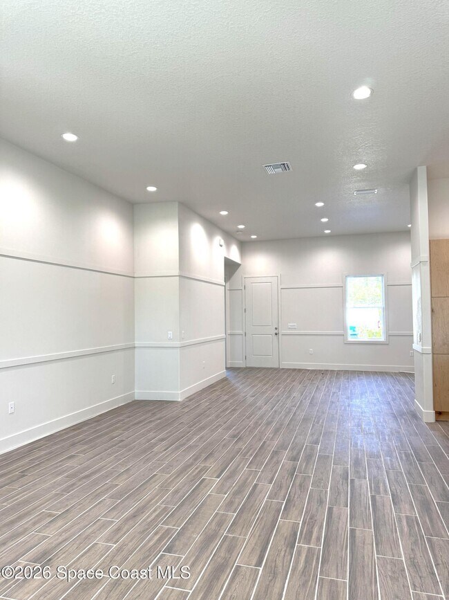 Building Photo - 2821 Edington Dr
