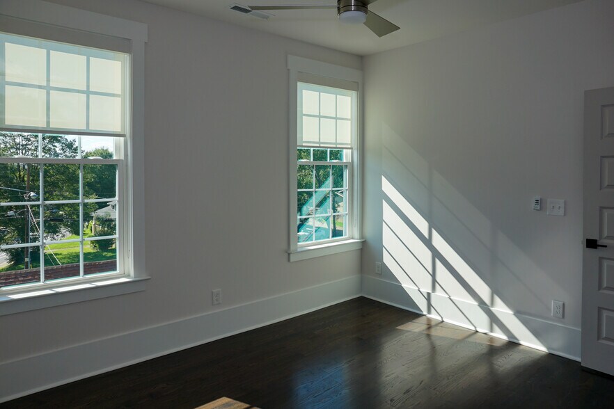 Building Photo - 1003 Parkwood Ave