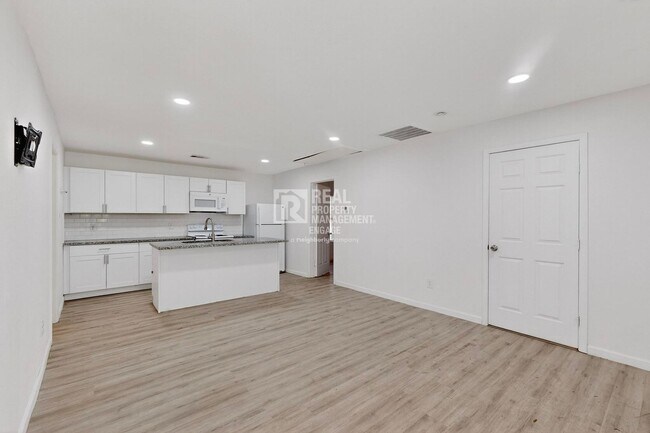 Building Photo - 631 W Baker St