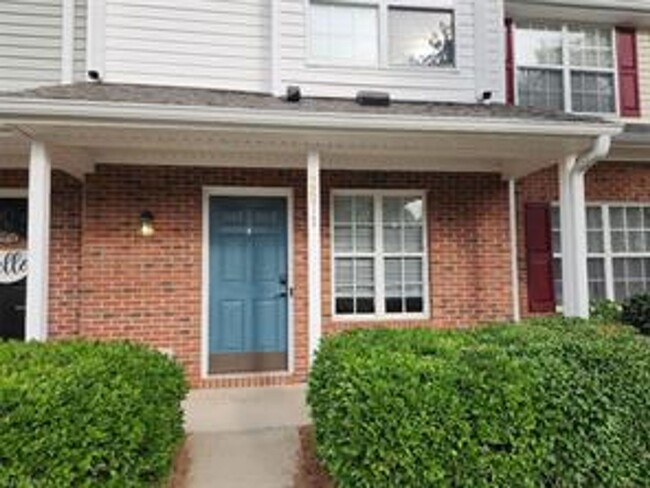 Primary Photo - 2 bed/2.5 bath townhome in Hampton Knoll