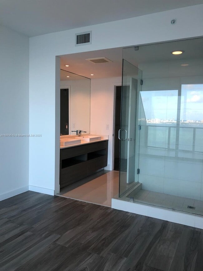 Building Photo - 460 NE 28th St