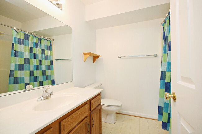 Building Photo - Pet Friendly Locust Meadows Townhome (Leas...