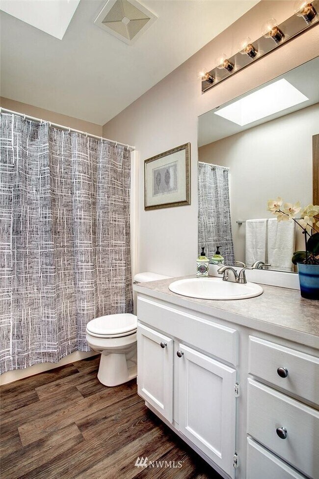 Building Photo - Modern Updated Detail and Designed 3bd 2.5bath Everett Home!