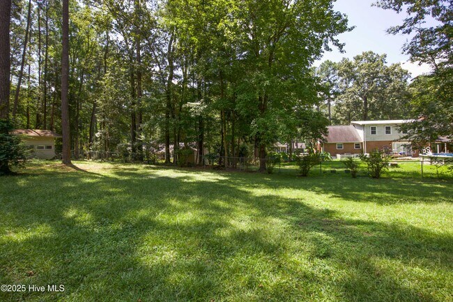 Building Photo - 906 N Glenwood Trail
