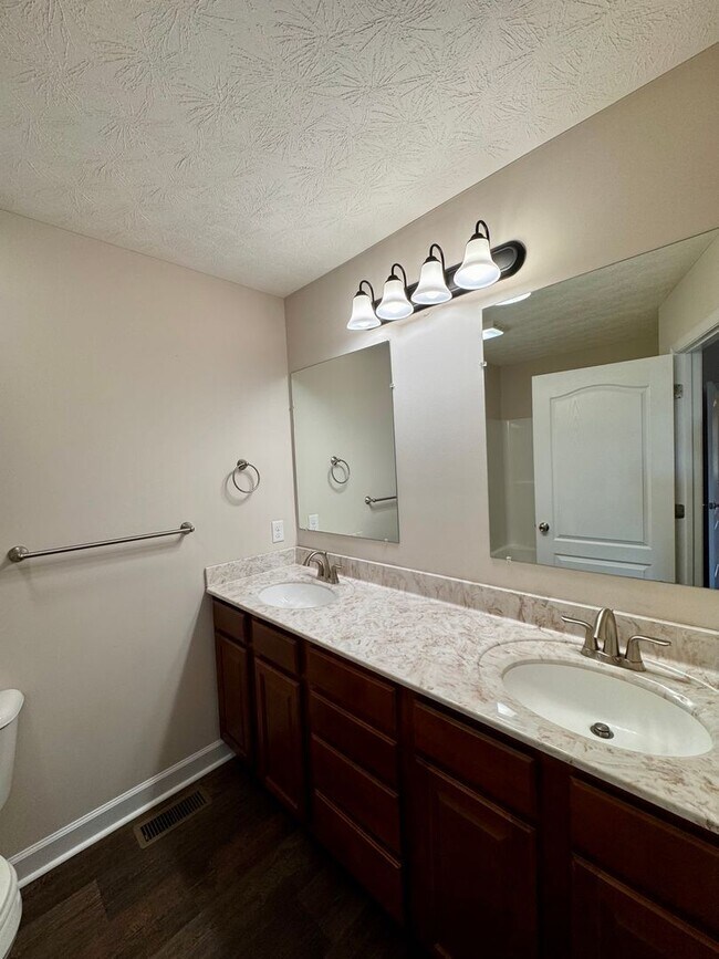 Building Photo - Townhouse for Rent in Cedar Point