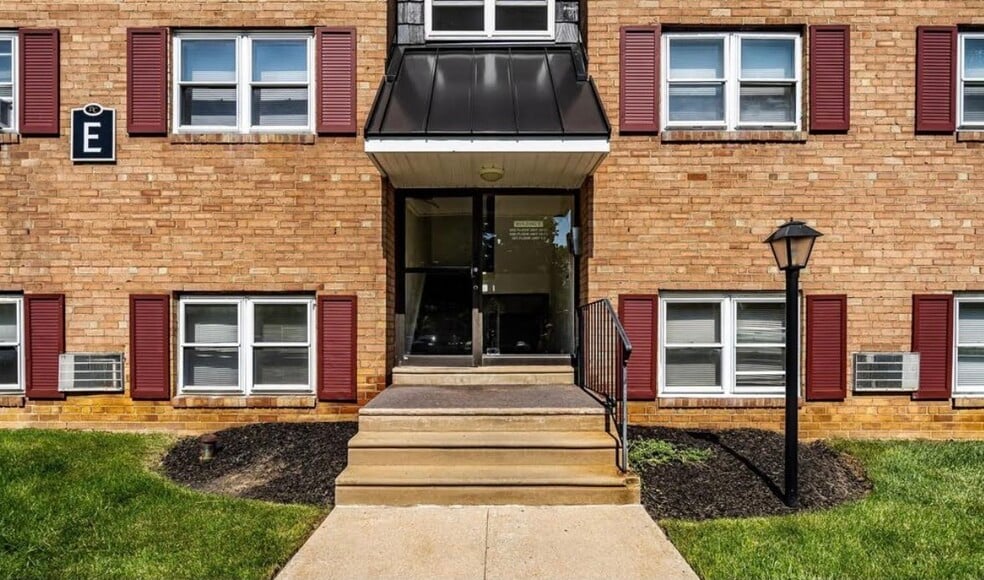 Building Photo - 335 E Lancaster Ave