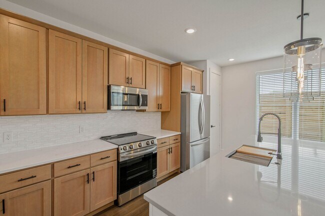Building Photo - Brand new 4/4.5 Townhome