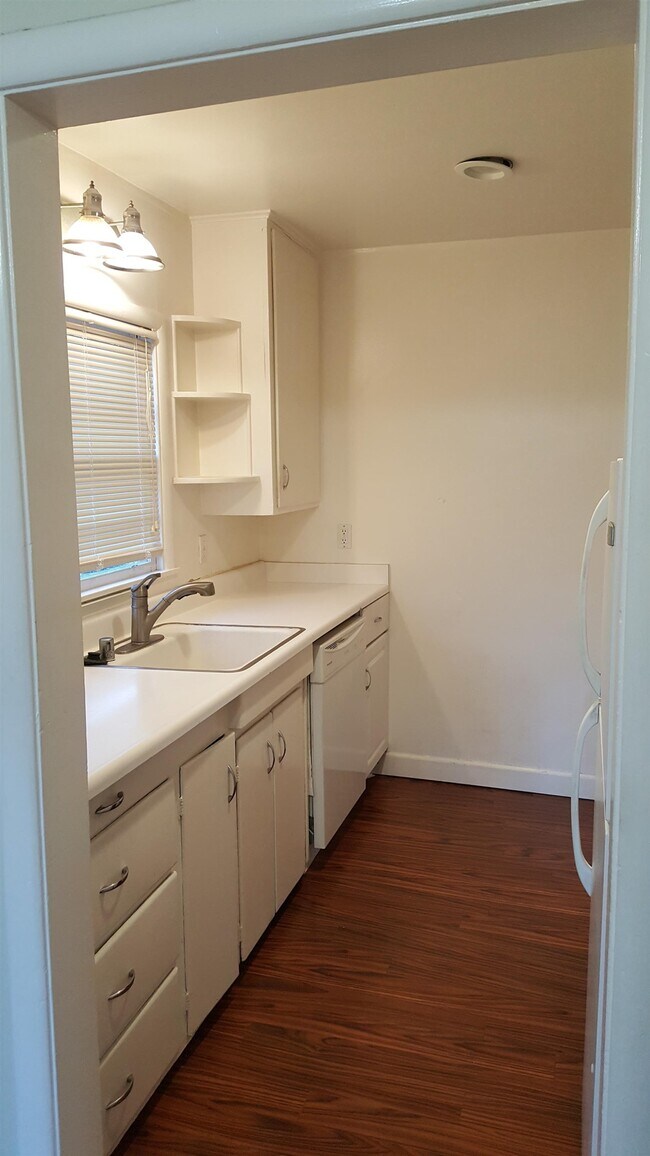 Building Photo - 627 Rose Ave